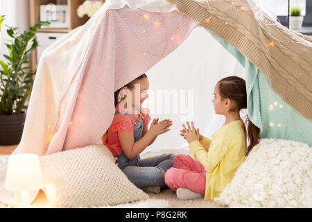 Mädchen, Klatschen, Spiel in Kinder Zelt zu Hause Stockfoto