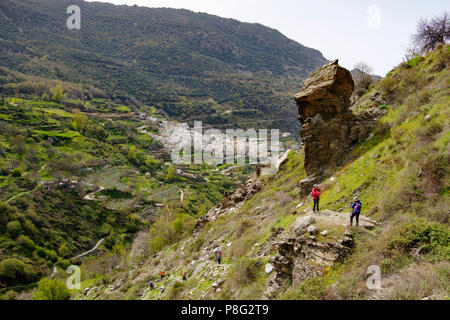 Poqueira Schlucht. Menschen wandern, Natur Landschaft in der Nähe von Pampaneira, La Alpujarra. Provinz Granada, Andalusien, Spanien. Europa Stockfoto