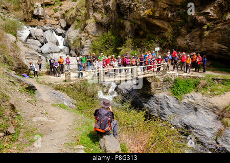 Poqueira Schlucht. Menschen wandern, Natur Landschaft. Poqueira River in der Nähe von Pampaneira, La Alpujarra. Provinz Granada, Andalusien, Spanien. Europa Stockfoto