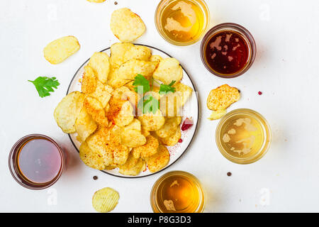 Verschiedene helle und dunkle Bier und Chips. Stockfoto