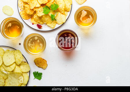 Verschiedene helle und dunkle Bier und Chips. Stockfoto