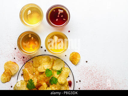 Verschiedene helle und dunkle Bier und Chips. Stockfoto