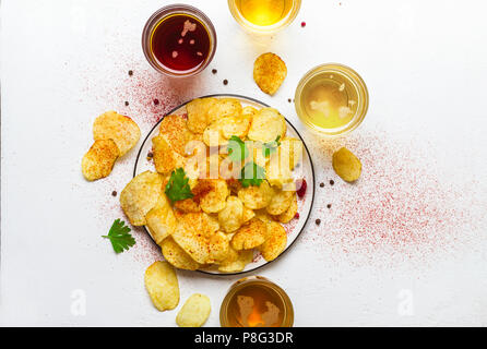 Verschiedene helle und dunkle Bier und Chips. Stockfoto