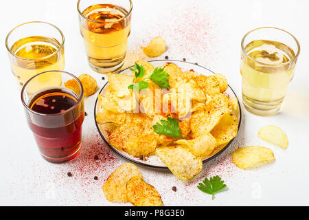 Verschiedene helle und dunkle Bier und Chips. Stockfoto