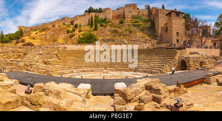 Panoramablick. Das Römische Theater und die Alcazaba. Malaga Stadt. Costa del Sol, Andalusien. Im südlichen Spanien Europa Stockfoto