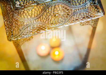 Traglampe close-up mit Kerzen Stockfoto