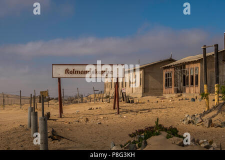 Kolmannskuppe, Deutsche Rechtschreibung Kolmanskop, mit verlassenen Gebäude in Ghost Town von ehemaligen Diamond mining Gemeinschaft in der Wüste Namib von Na Stockfoto