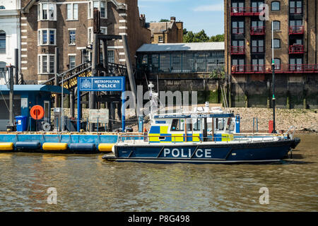 Der Metropolitan Police Marine Policing Unit Patrouillenboot MP9: Thames finden, bereit für Action vertäut an der Pier in Wapping, East London. Stockfoto