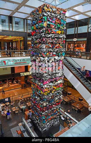 Lichthof der Nobelpassage der Q, Kunstwerk der Turm von Klythie, Kuenstler John Chamberlain, Friedrichstrasse, Berlin, Deutschland Stockfoto