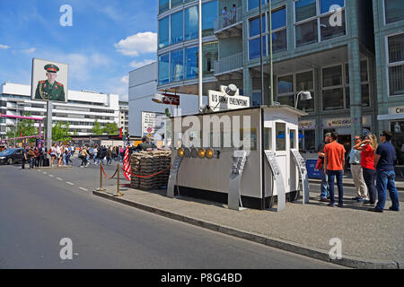 Ehemaliger Checkpoint Charlie, innerstaedtischer Grenzuebergang West-Berlin nach Ost-Berlin, Berlin, Deutschland Stockfoto