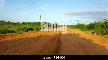 Typische rote Straße von Kenia in der Nähe von marafa im Bau Stockfoto