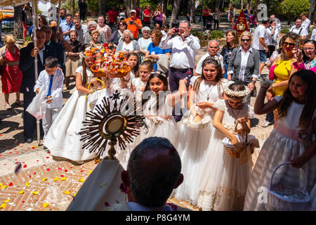 Feier der Fronleichnamsprozession, typische weiße Dorf Mijas. Costa del Sol, Málaga Provinz. Andalusien, Süd Spanien Europa Stockfoto