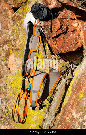 Kletterausrüstung, Klettern, Bergsteigen, Klettergurt, Karabiner, Gurt, Kreide, Chalk bag Stockfoto