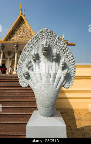 Eine mythische Siebenköpfige Schlangengöttin, Khmer Naga Skulptur an einem Tempeleingang in Phnom Penh, Kambodscha, symbolisiert Schutz und spirituelle Kraft Stockfoto