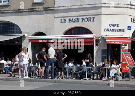 La Rochelle, im Café, im Südwesten Frankreichs und Hauptstadt des Département. Frankreich, Europa Stockfoto