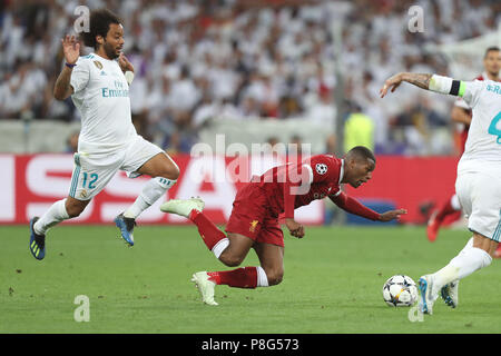 Kiew, Ukraine - 26. MAI 2018: Georginio Wijnaldum fällt nach der Herausforderung für die Kugel und Kollision mit Marcelo. Finale der UEFA Champions League Real Stockfoto