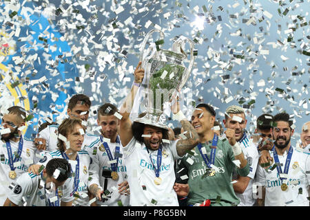 Kiew, Ukraine - 26. MAI 2018: Marcelo feiert mit der UEFA Champions League Trophy nach seiner Seiten Sieg in der UEFA Champions League Finale Stockfoto