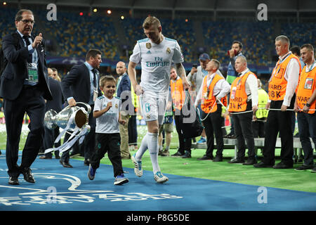 Kiew, Ukraine - 26. MAI 2018: Toni Kroos mit seinem Sohn Leon. Feiert UEFA Champions League Trophy Sieg im Finale der UEFA Champions League Real Ma Stockfoto