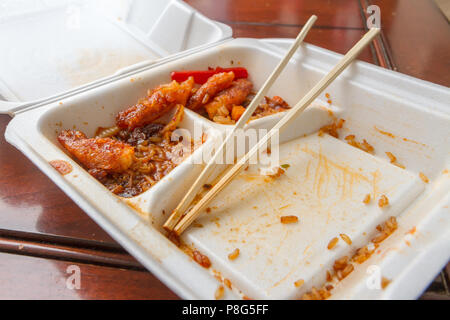 Großem Betrachtungswinkel von über chinesisches Essen und Essstäbchen links Stockfoto