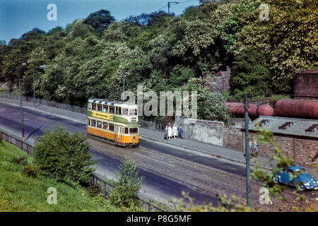 Blick auf den Kanal von Glasgow Tram Nr. 1338 Route 18 am 21/05/1961 Stockfoto