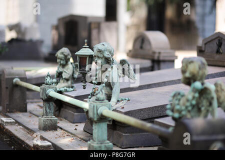 Rostigem Eisen Skulptur eines Engels auf einem Friedhof Stockfoto