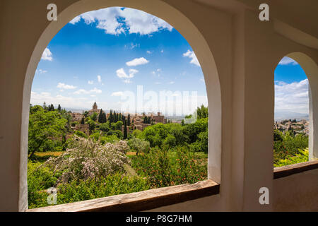 Garten und Panoramablick von Generalife Palast. Alhambra, UNESCO-Weltkulturerbe. Stadt Granada. Andalusien, Süd Spanien Europa Stockfoto