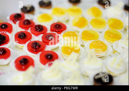 Sortierte bunte Grütze Kuchen Stockfoto