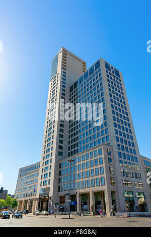 Berlin, Deutschland - 08.Mai 2018: Waldorf Astoria Hotel in Berlin mit nicht identifizierten Personen. Es öffnete am 3. Januar 2013 und ist der erste Waldorf Astor Stockfoto