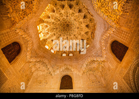 Dekorative Carving in Wand Putz in der Nasriden Palast. Patio de los Leones, Gericht der Löwen. Alhambra, UNESCO-Weltkulturerbe. Granada C Stockfoto