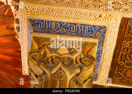 Dekorative Carving in Wand Putz in der Nasriden Palast. Alhambra, UNESCO-Weltkulturerbe. Stadt Granada. Andalusien, Süd Spanien Europa Stockfoto