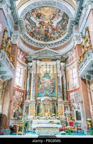 Hauptaltar in San Giacomo in Augusta, barocke Kirche im Zentrum von Rom, Italien gebaut. Stockfoto