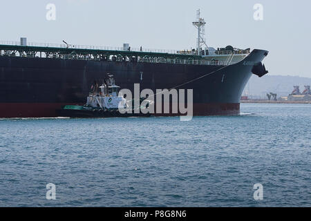 FOSS MARITIME Tugboat, CAMPBELL FOSS, führt den Supertanker, ALASKAN NAVIGATOR Eingabe der Hafen von Long Beach, Kalifornien, USA. Stockfoto