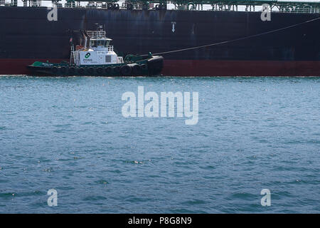 FOSS MARITIME Tugboat, CAMPBELL FOSS, führt den Supertanker, ALASKAN NAVIGATOR, in den Hafen von Long Beach, Kalifornien, USA. Stockfoto