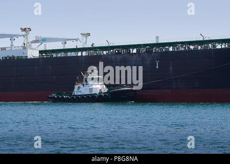 FOSS MARITIME Tugboat, CAMPBELL FOSS, führt den Supertanker, ALASKAN NAVIGATOR, in den Hafen von Long Beach, Kalifornien, USA. Stockfoto