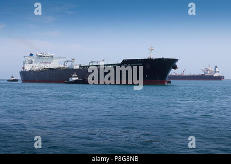 Foss Maritime Schleppschiffen Guide Die riesigen Supertanker, ALASKAN NAVIGATOR, wie es in den Hafen von Long Beach, Kalifornien, USA. Stockfoto