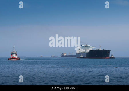 Supertanker, ALASKAN NAVIGATOR betritt den Hafen von Long Beach, Kalifornien, USA. Stockfoto