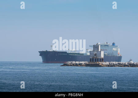 Supertanker, ALASKAN NAVIGATOR, Ansätze der Queens Gate, wie es der Hafen von Long Beach, Kalifornien, USA eintritt. Stockfoto