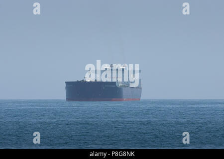 Supertanker, VLCC, ALASKAN NAVIGATOR betritt den Hafen von Long Beach, Los Angeles, Kalifornien, USA. Stockfoto