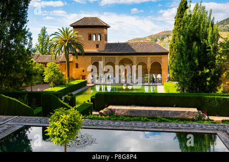 Torre de Las Damas. Gärten, Alberca & Brunnen. El des Generalife, Nazaries Paläste. Alhambra, UNESCO-Weltkulturerbe. Stadt Granada. Andalusien, Süd Stockfoto