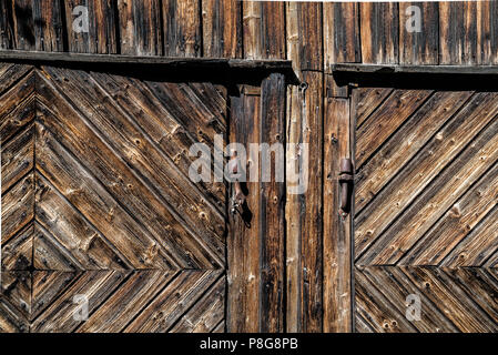 Antiken ländlichen Bauernhof Haus mit alter Fassade aus Holz und Rusty details. Stockfoto