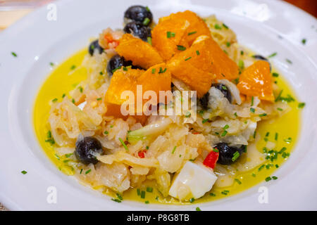 Remojón granadino. Typische Tapa von Orange, Zwiebeln, schwarzen Oliven, Ei und cod-Salat. Stadt Granada. Andalusien, Süd Spanien Europa Stockfoto