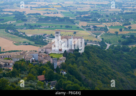 Ein Blick auf die Basilika des Heiligen Franziskus von der Rocca Maggiore. Stockfoto