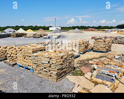 Landschaftsbau Materialien Hof mit großen Felsen und Steine im Landschaftsbau Bauarbeiten in Montgomery Alabama, USA verwendet. Stockfoto