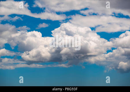 Wolken im blauen Himmel. Andalusien, Süd Spanien Europa Stockfoto