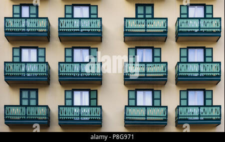 Reihen von Balkonen auf ein Hotel bauen, Misurina, Italien Stockfoto