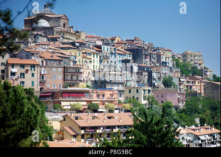 Blick auf eine typische alte Stadt in Italien Stockfoto