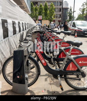 Transport für Londons Santander Zyklen (Fka Boris Fahrräder") Self-Fahrräder bei Aldgate Docking Station, in der Londoner City. Karte und Fußgänger Stockfoto