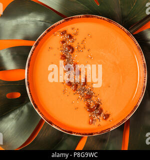 Smoothie Schüssel mit Chia Samen, Goji Beeren, Ansicht von oben. Stockfoto