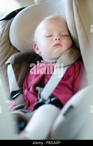 Kleinkind Baby friedlich in einem Autositz schlafen Stockfoto
