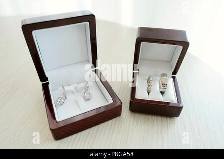 Der Braut Ohrringe und zwei goldene Hochzeit Ringe in Kartons Stockfoto